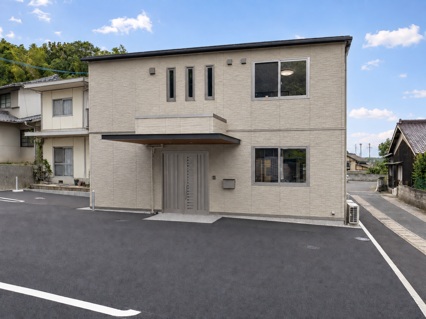 生活介護ありがとうの施設外観。隣家のサビ・汚れを一部補正