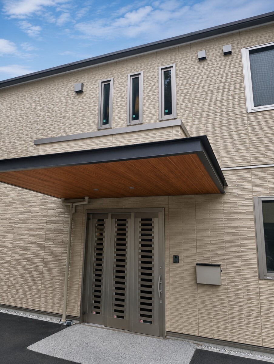 生活介護ありがとうの玄関と庇